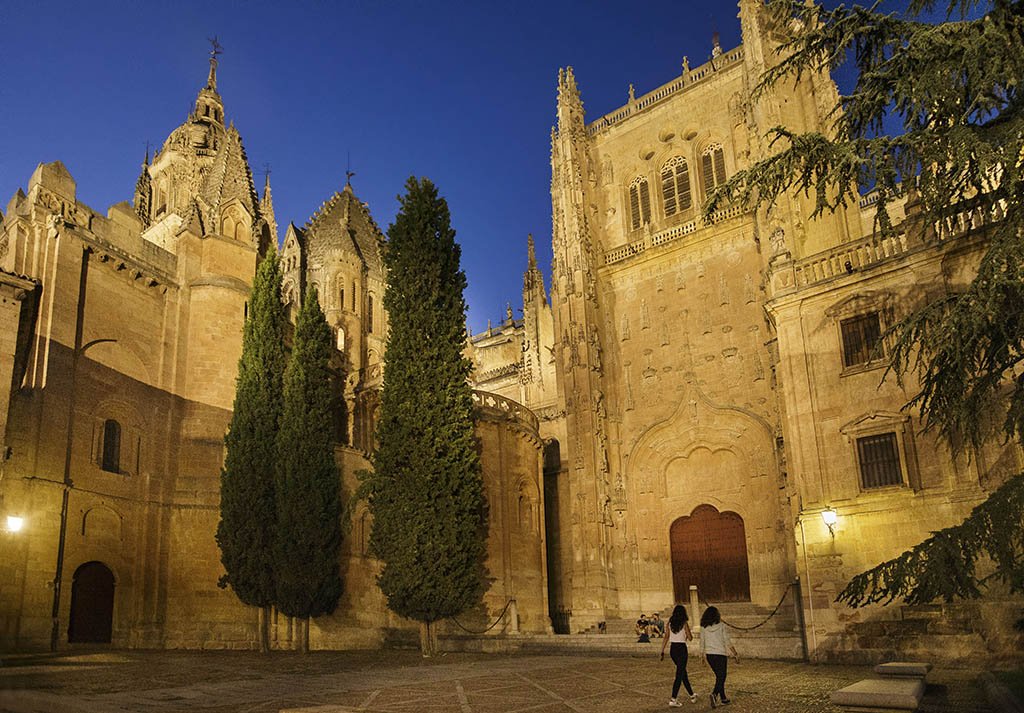 https://salamanca.es/uploads/miniaturas/planesrecomendados/imagendestacada/12/1779178791_Salamanca_Iluminada_1424.jpg