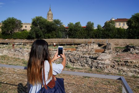 https://salamanca.es/uploads/miniaturas/visitas/imagendestacada/24/1762531752_Parque_Arqueologico_BotanicoMLS00228_450.jpg